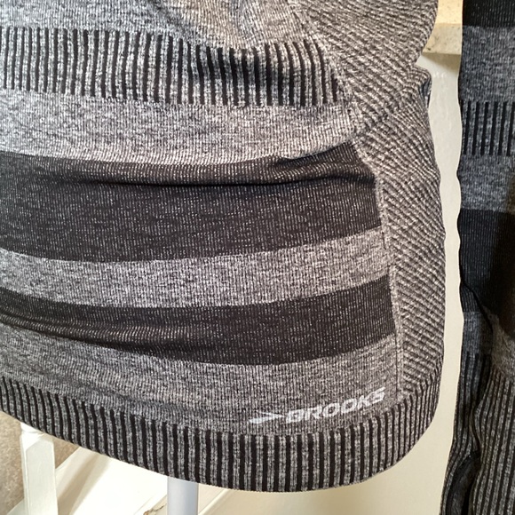 Brooks Streaker “RunHappy”Running Hoodie Size Small - Picture 6 of 10